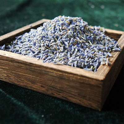 茶によって乾燥される花によって乾燥されるラベンダーの茶への草の健康な代わり